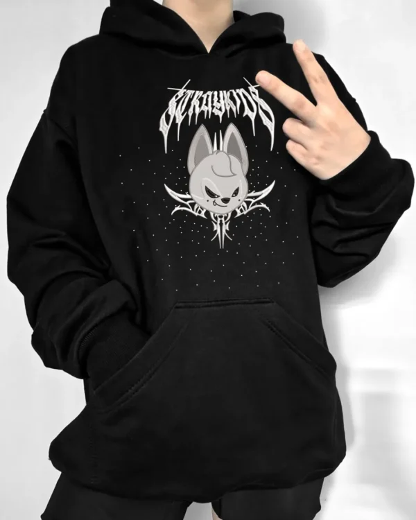 Poleron negro con diseño de k-pop evil wolf chan