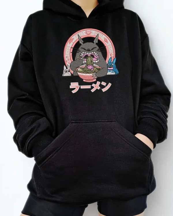 Poleron negro con diseño de anime Totoro