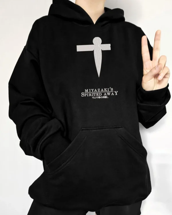 Poleron negro con diseño discreto de anime, spirited away